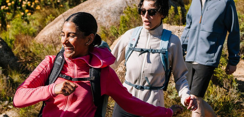 Mann und Frau beim Wandern mit Rucksäcken