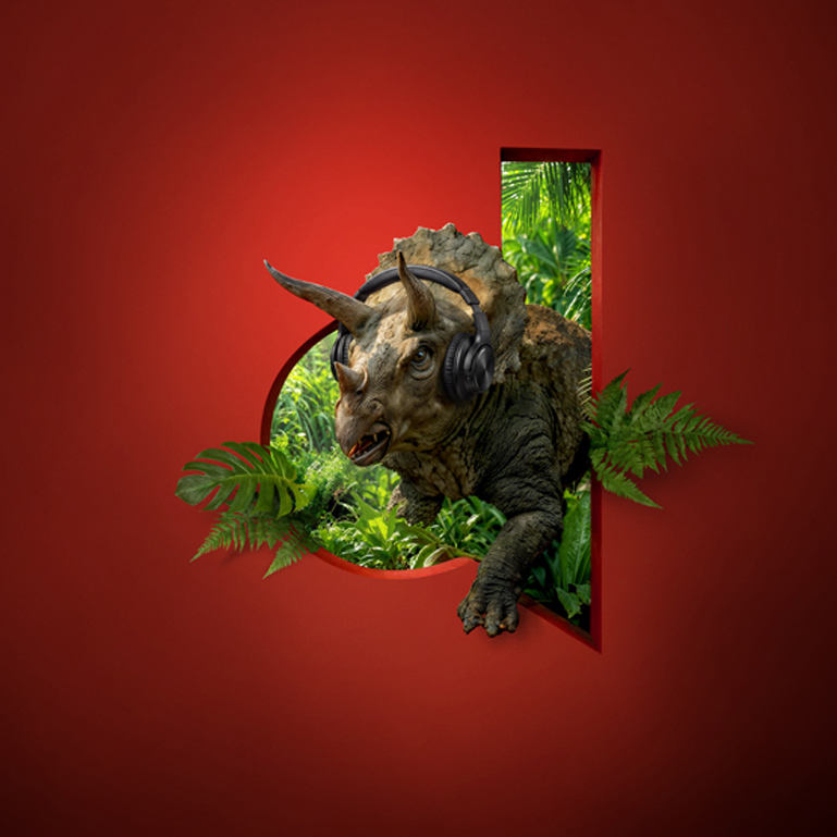 Ein Triceratops im Dschungel vor einem roten Hintergrund.