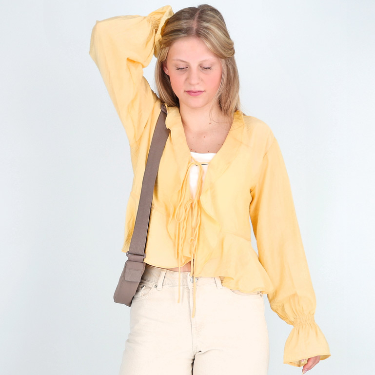 Frau mit gelber Bluse