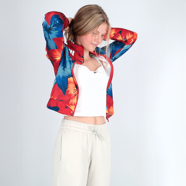 Frau mit einer Sportjacke und mit Blumen