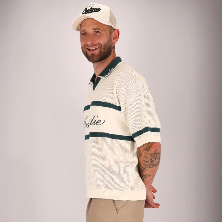 Ein Mann mit Capi und Strickshirt