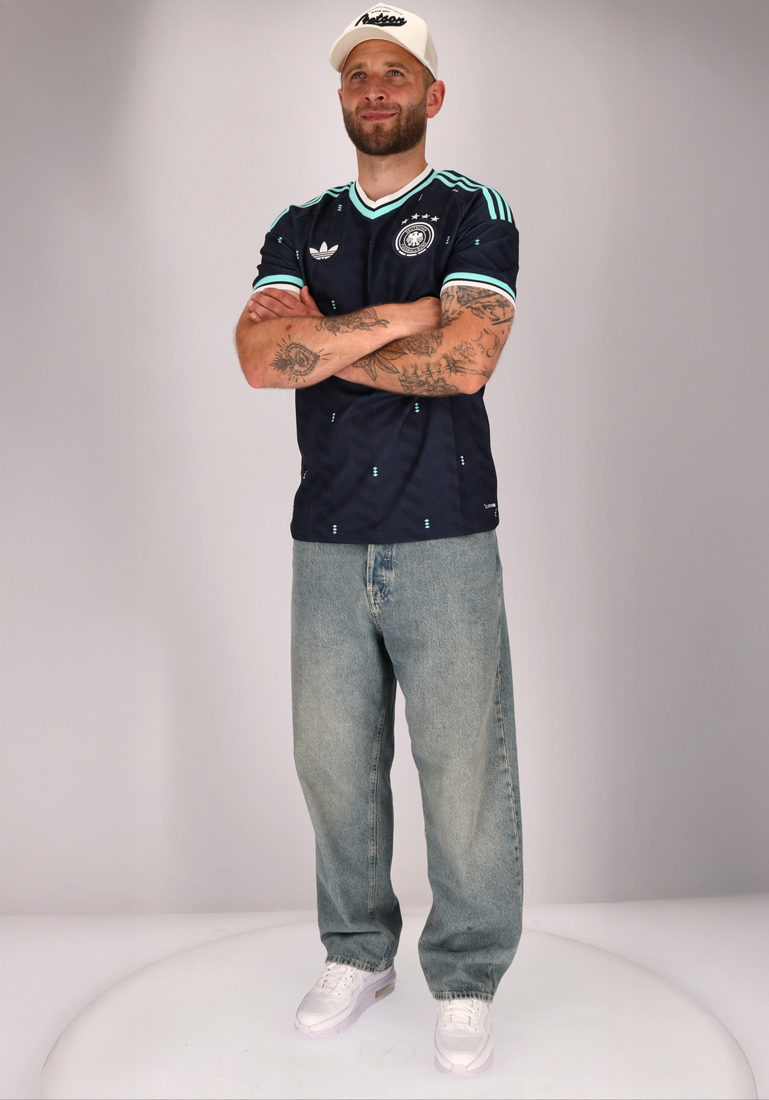 Ein Mann in einem Deutschland-Trikot und einer blauen Jeans