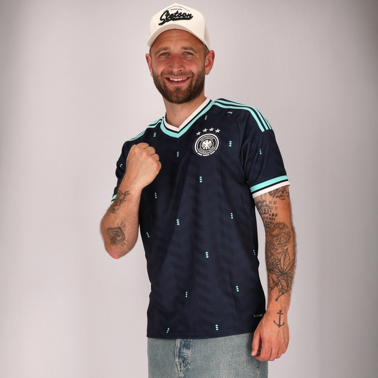 Ein Mann in einem Deutschland Trikot