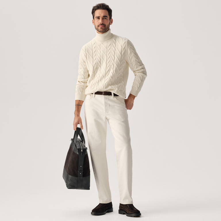 Frau mit lässiger, fließender Stoffhose in Beige