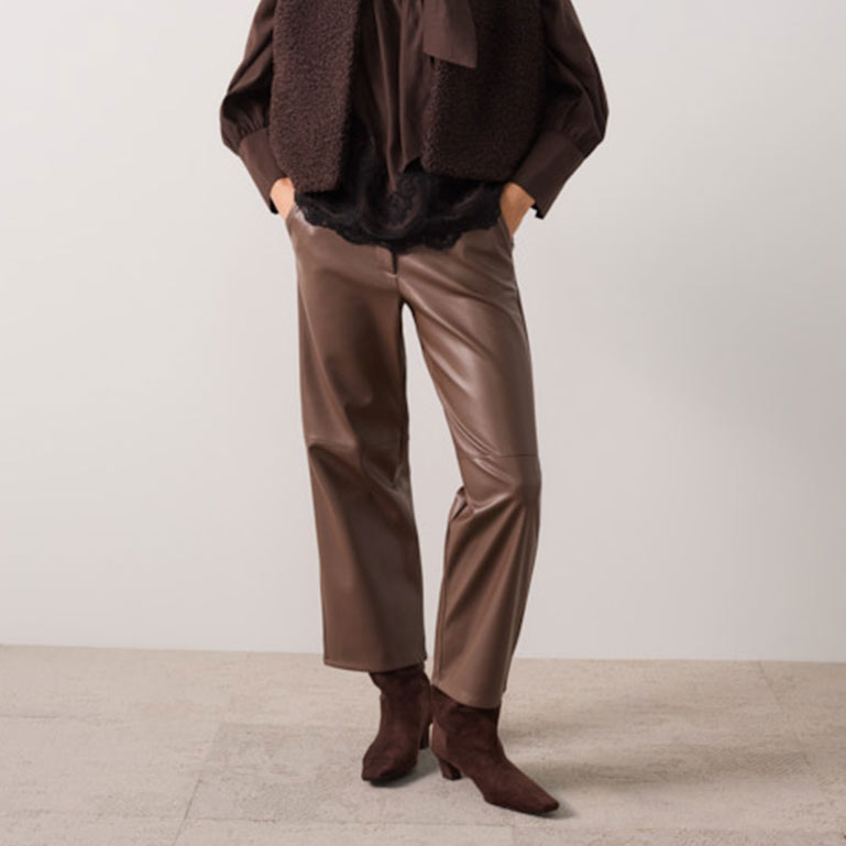 Thema 1 Frau mit brauner Lederhose