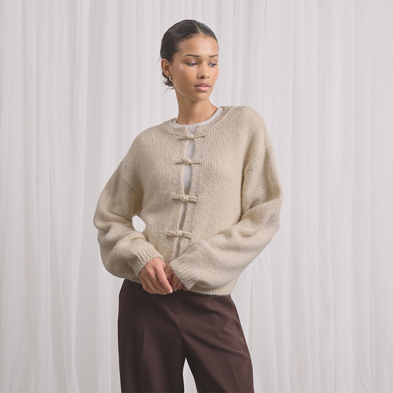 Thema 1 Frau mit Feinstrickcardigan