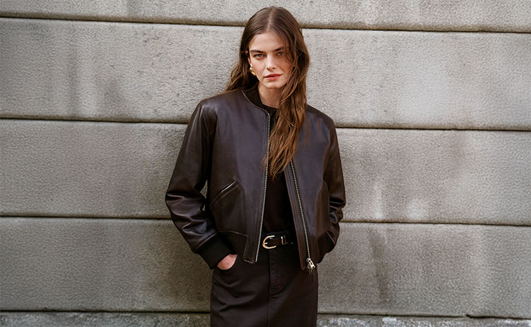 Frau mit brauner Lederjacke