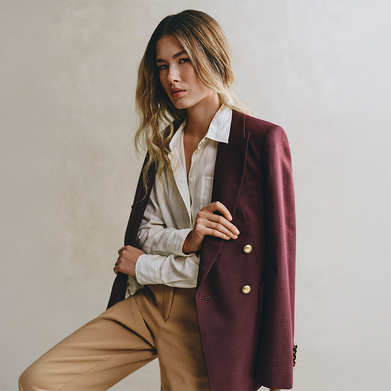 Thema 1 Frau mit schickem, weinrotem Blazer