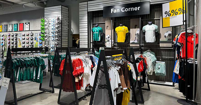 Fan Corner mit verschiedenen Trikots vor Ort bei dodenhof