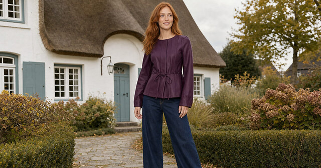 Frau mit lilaner Lederjacke und dunkler Jeanshose