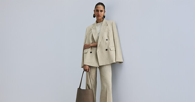 Frau im formellen Businessanzug in beige