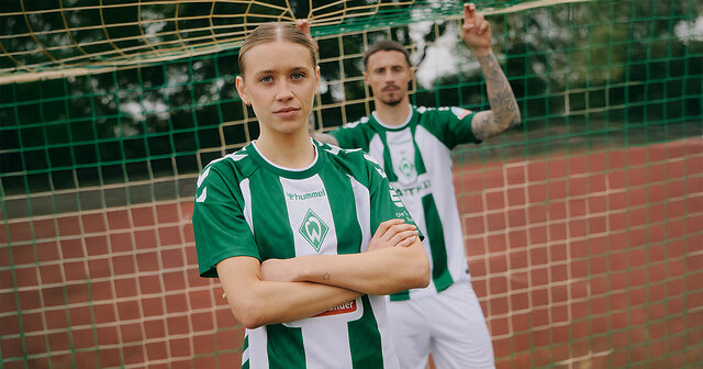 Zwei Werderspieler stehen im Trikot in eine Tor
