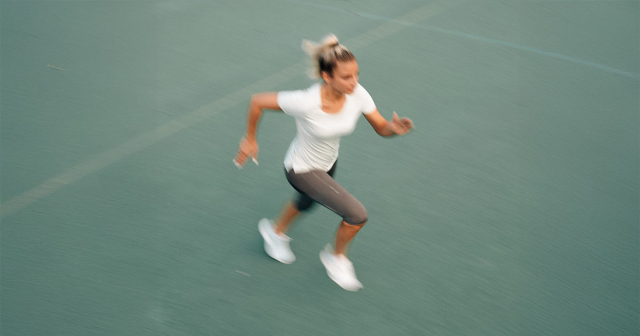 Eine Frau zeigt die neueste Asics-Kollektion
