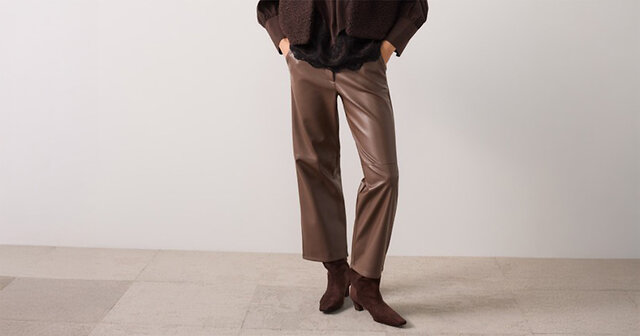 Frau in brauner Lederhose