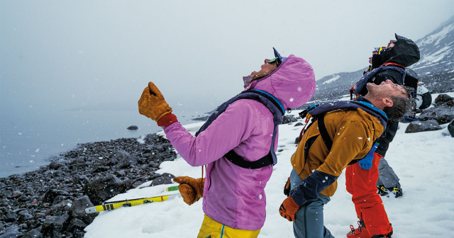 Mehrere Personen zeigen die neueste Patagonia-Kollektion