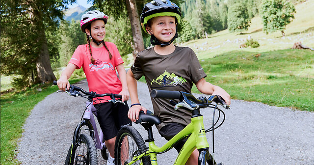 Zwei Kinder beim Fahrradfahren mit Ausstattung