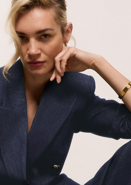 Blonde Frau im blauem Blazer