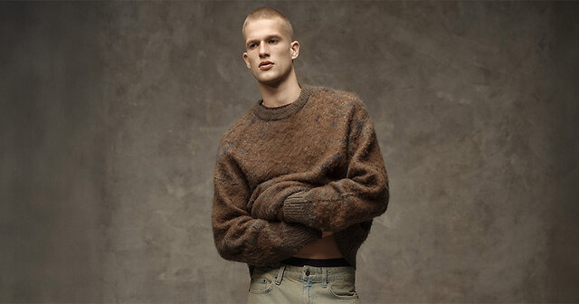 Mann in einem braunem, flauschigen Pullover