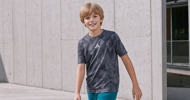 Junge mit grauem Sport-T-Shirt