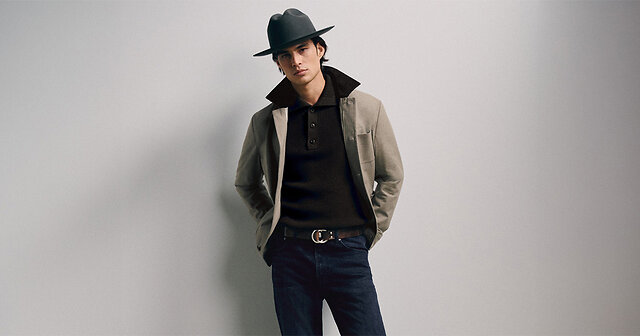Mann in Kombination von Denim und Strick