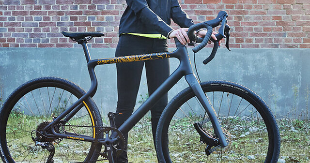 Frau mit passender Hose zum Fahrradfahren