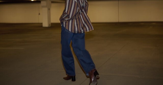 Frau von hinten in einer blaue Jeans