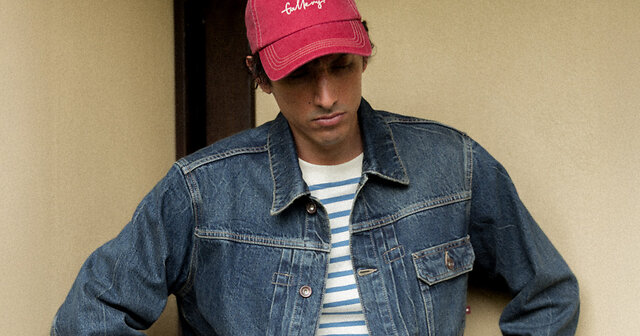 Mann mit Denimjacke und roter Cap