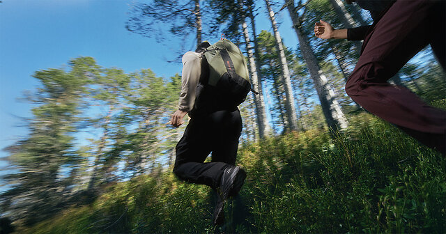 Zwei Jogger im Wald aus der Froschperspektive