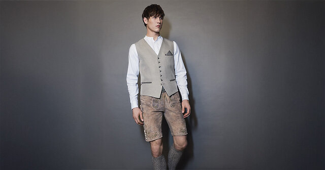 Mann mit heller Lederhose und Trachtenweste