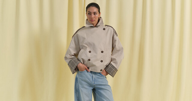 Frau mit beigfarbenem Trenchcoat mit hohem Kragen