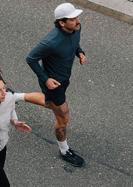 Mann beim joggen aus der Vogelperspektive