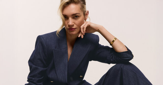 Frau mit Blazer und goldenem Schmuck