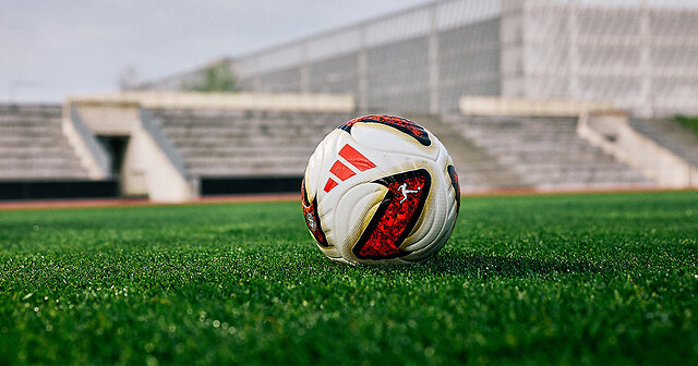Der Bundesliga Ball von 2026/27 liegt auf einem Rasen in einem Stadion
