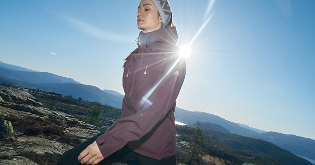 Frau beim Wandern mit Funktionsjacke und Haarband