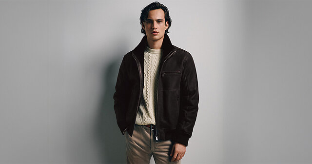 Mann im beigen Pullover und brauner Wildlederjacke