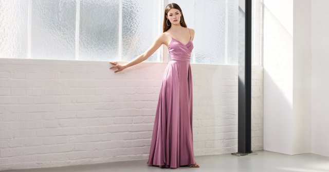 Frau in rosanem, bodenlagen Abendkleid