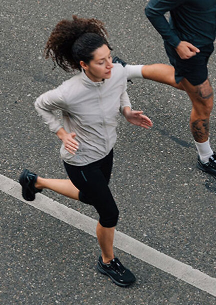 Frau beim joggen aus der Vogelperspektive
