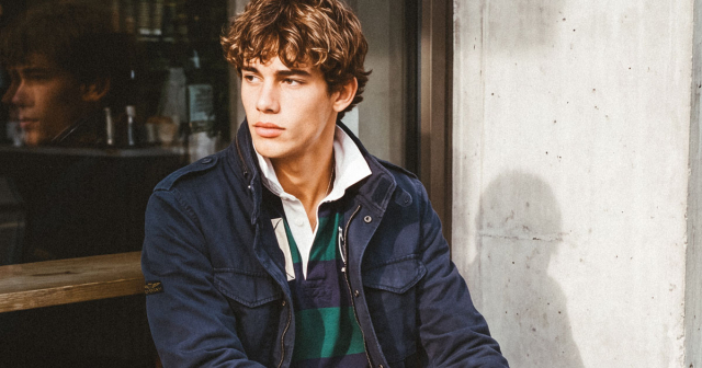 Ein Mann zeigt die neueste Superdry-Kollektion