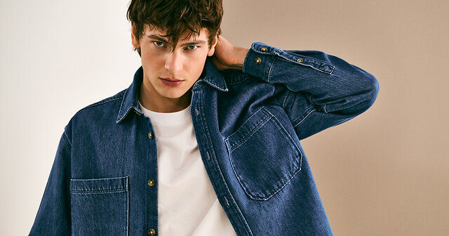 Mann mit blauem Denimhemd und weißem T-Shirt