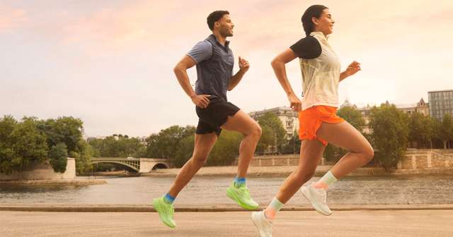 Ein Mann zeigt die neueste Asics-Kollektion