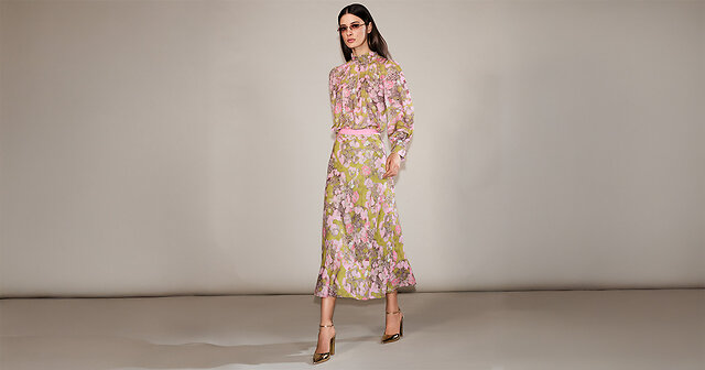 Frau im langen floralen Kleid