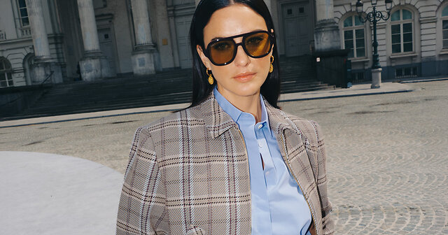 Frau mit Sonnenbrille, Bluse und Blazer
