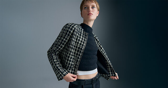 Frau in karierter Businessjacke