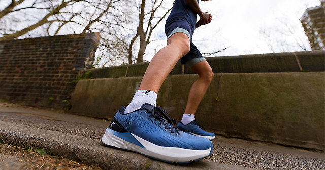 Laufschuhe eines Läufers mit dicker Sohle