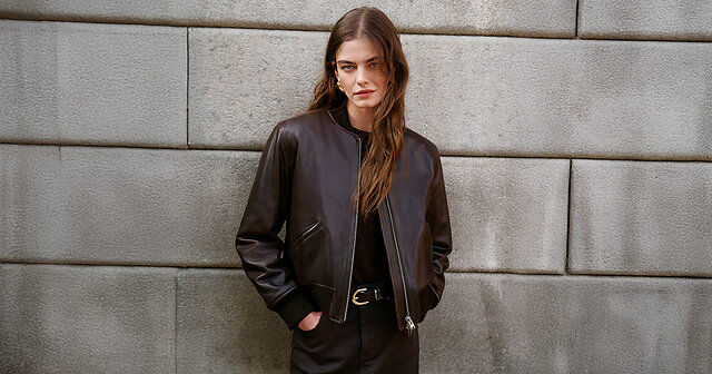 Frau mit brauner Lederjacke