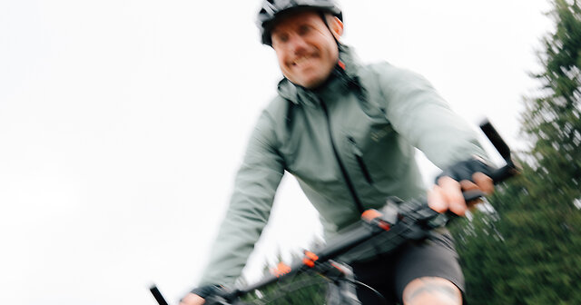 Ein Mann mit Fahrradhelm auf seinem Mountainbike