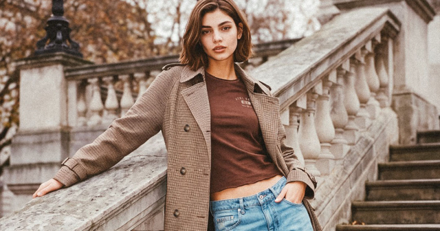 Eine Frau zeigt die neueste Superdry-Kollektion