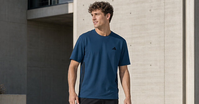 Mann mit blauem Sportshirt