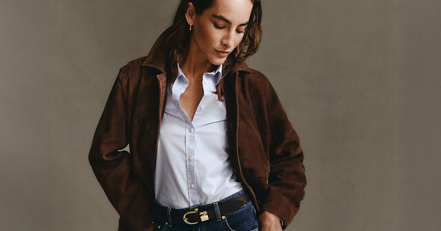 Frau mit klassischer blauer Bluse und Wildlederjacke