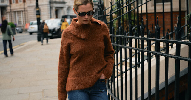 Frau mit haarigem, braunen Pullover und Sonnenbrille